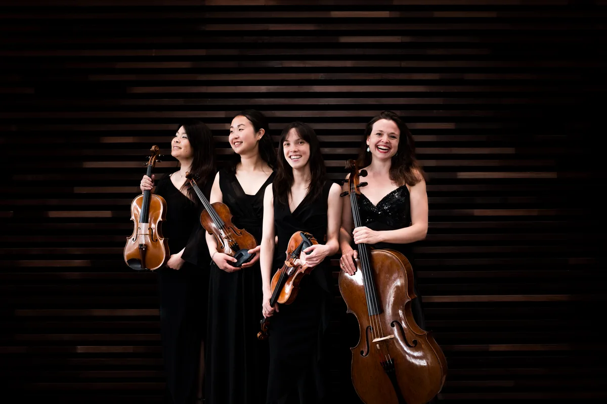 Das Goya Quartet tritt für die KGG auf. Die Familie der Geigerin Hani Song (Zweite von rechts) lebt in Nänikon. Vier Streicherinnen vor schwarzem Hintergrund
